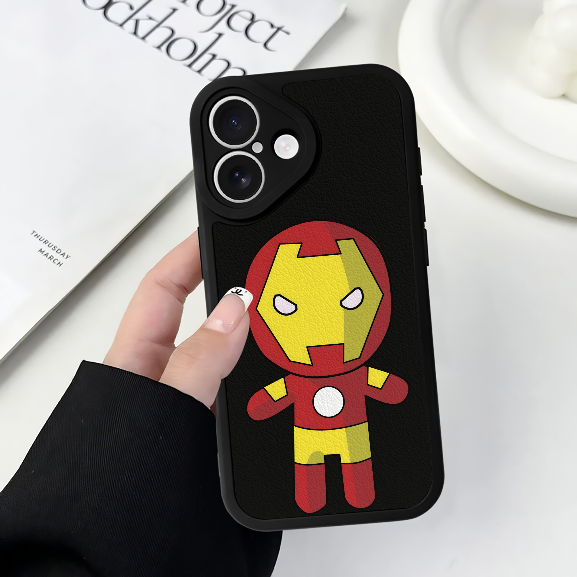 （画像用） アベンジャーズ The Avengers 【iPhone 16シリーズ対応】シリコンスマホケース（レザー調） 材質：シリコン
